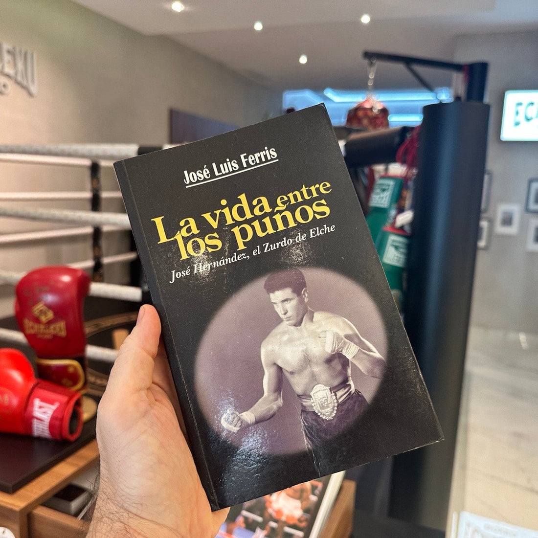Libro La vida entre los puños sobre Pepe Hernández, el Zurdo de Elche, fotografiado en Echaleku Boxeo