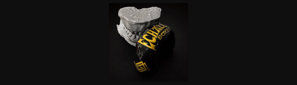 Protector bucal negro Echaleku Boxeo junto a su molde dental