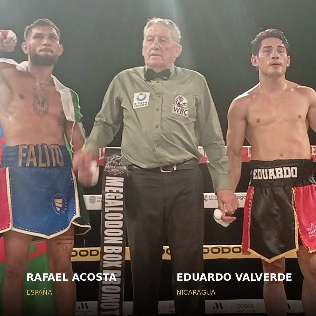 Rafael «Falito» Acosta y Eduardo Valverde junto al árbitro tras su combate en Málaga del 24 de octubre de 2026. Fotografía publicada por AEBOX.