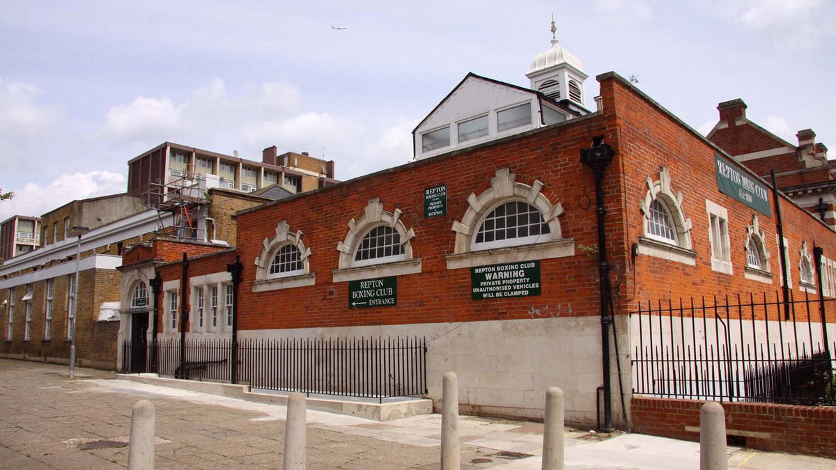 Fachada de ladrillo del Bath House que alberga Repton Boxing Club, fotografiada por Steve Daniels en 2012.