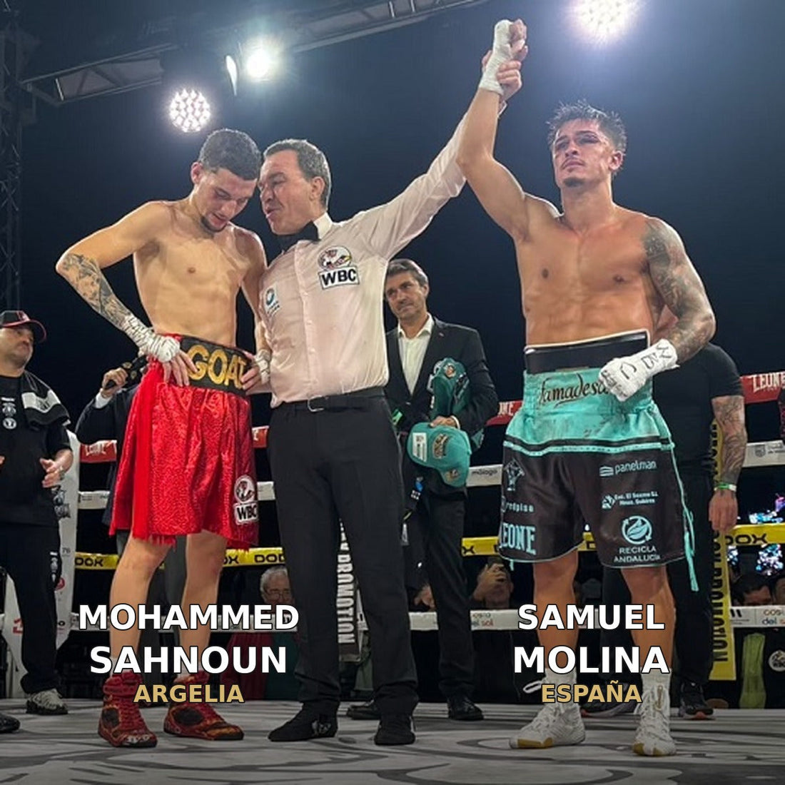 Mohammed Sahnoun, a la izquierda, y Samuel Molina, a la derecha con el brazo levantado por el árbitro, tras su combate en Málaga.