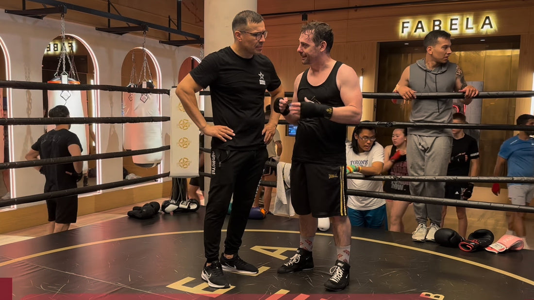 Sergio Maravilla Martínez, a la izquierda, y Javier Echaleku, a la derecha, conversando en el gimnasio de boxeo Fabela, en Madrid.