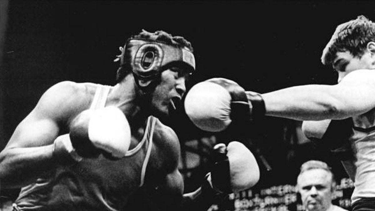 Teófilo Stevenson, a la izquierda, boxea frente a Olaf Walther en Halle el 31 de marzo de 1984; fotografía de Thomas Lehmann.