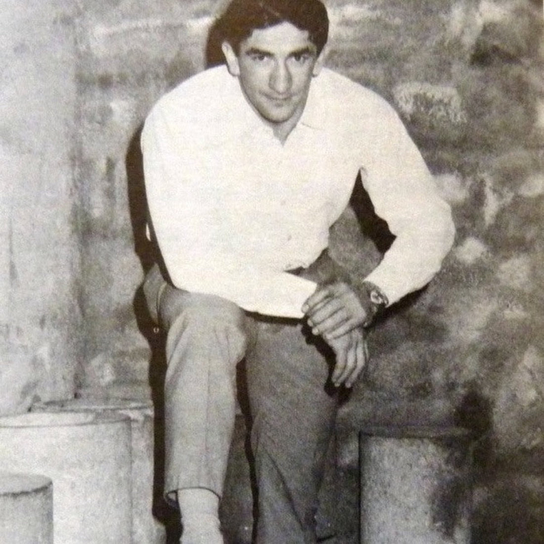 José Manuel Ibar Urtain en un retrato histórico junto a piedras de levantamiento