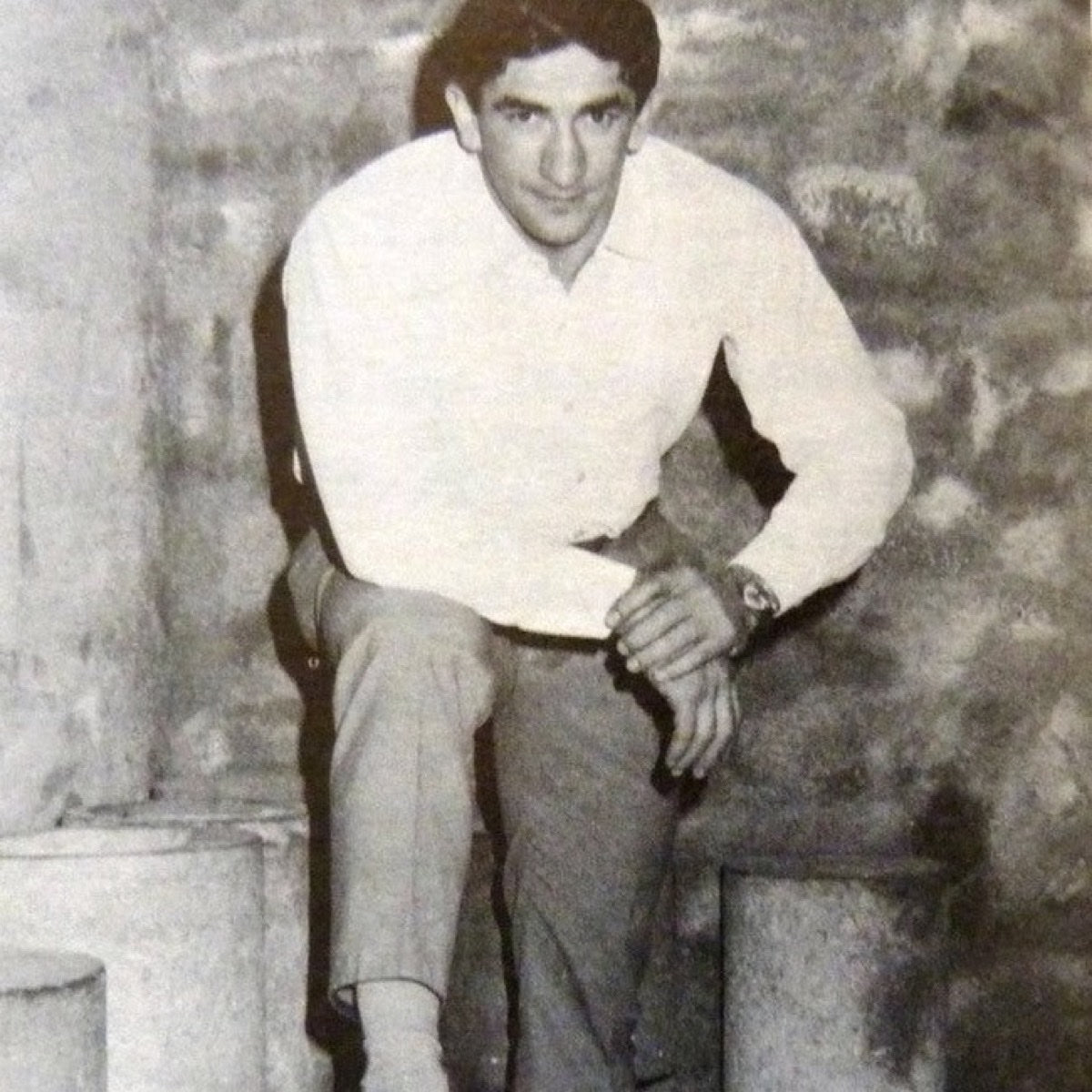 José Manuel Ibar Urtain en un retrato histórico junto a piedras de levantamiento