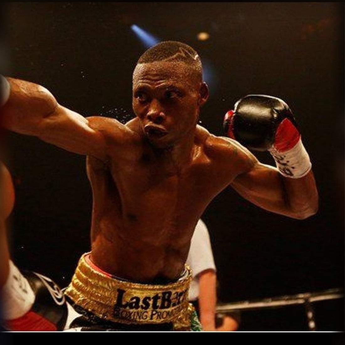 Zolani Tete durante un combate de boxeo, en homenaje a su carrera como campeón mundial