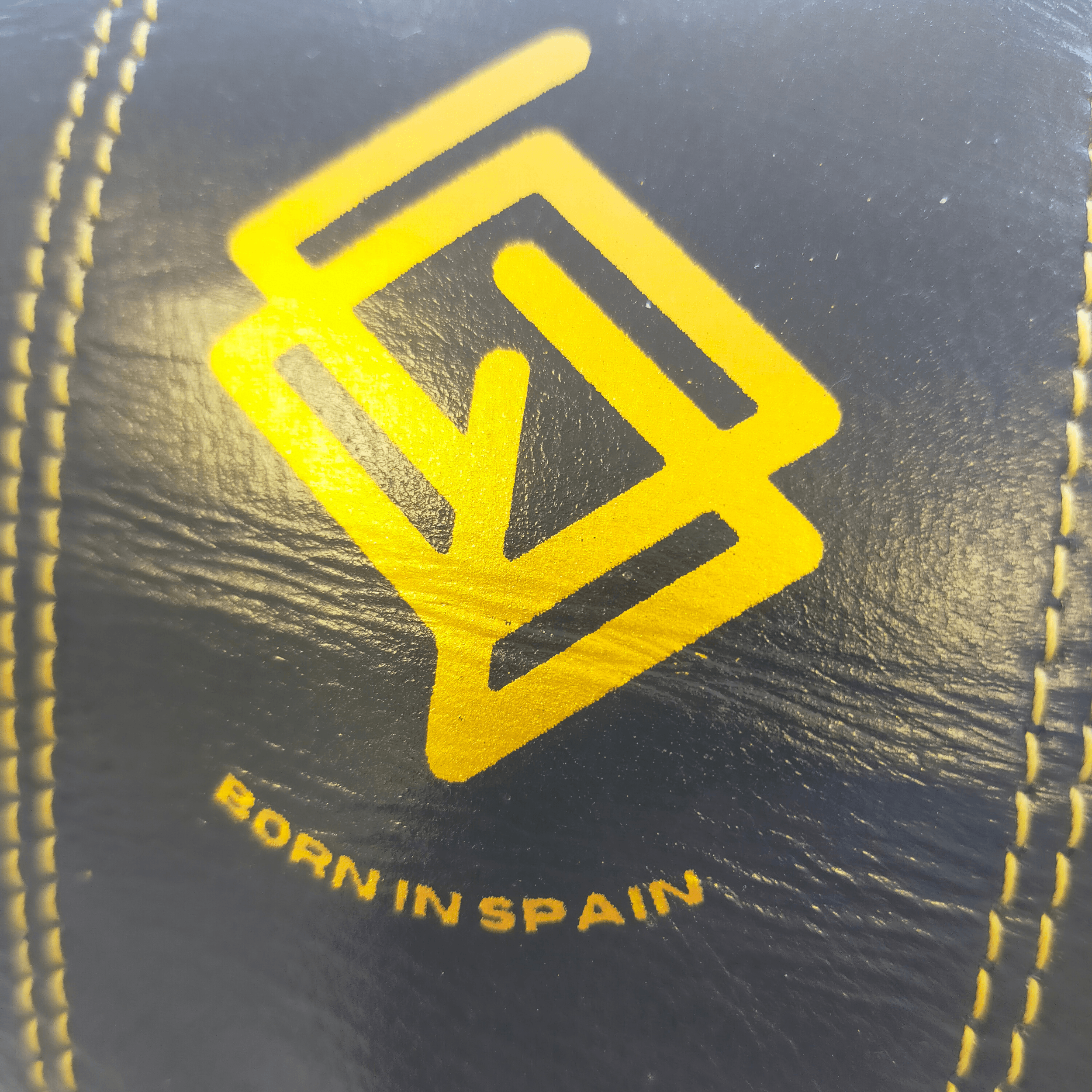 GUANTILLAS BOXEO DE PESO REGULABLE PARA ENTRENAR EN SACO: Negro y Dorado - Echaleku Boxeo