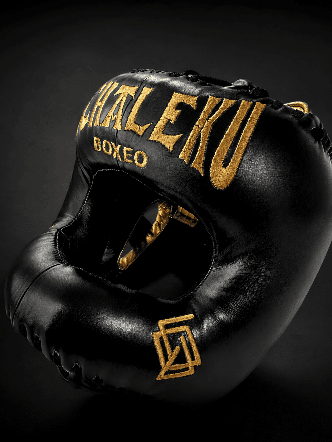 Casco Boxeo Barra Piel Completa Sparring Negro y bordado dorado