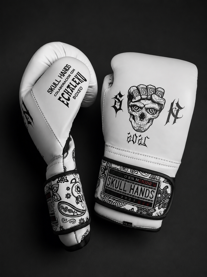 Guantes Skull Hands 16 onzas entrenamiento profesional. CACHEMIRA blanco y negro