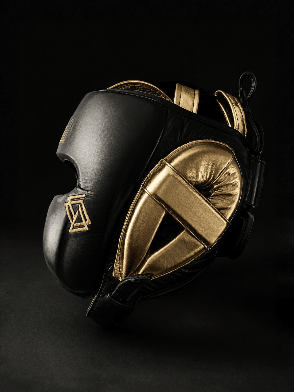 Casco Boxeo Pómulos Piel Completa Sparring Negro y Bordado Dorado