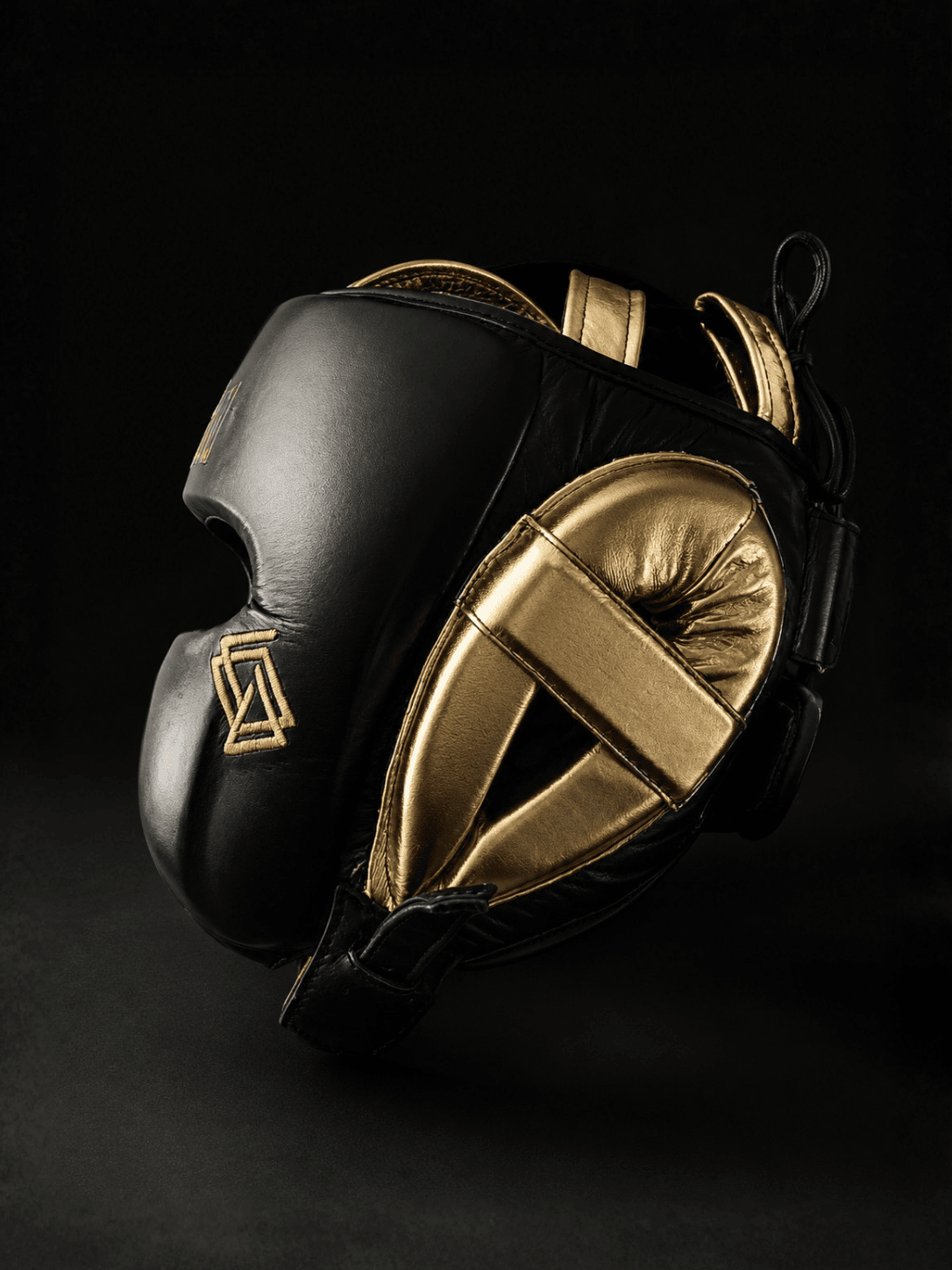 Casco Boxeo Pómulos Piel Completa Sparring Negro y Bordado Dorado