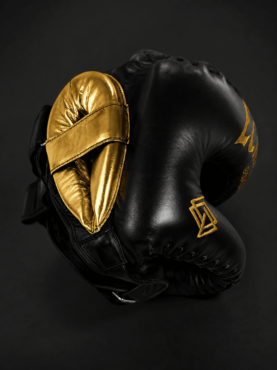 Casco Boxeo Barra Piel Completa Sparring Negro y bordado dorado
