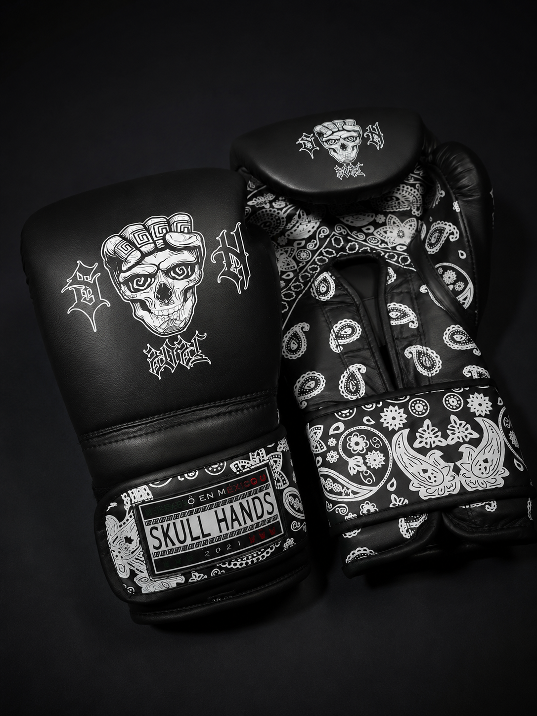 Guantes Skull Hands 16 onzas entrenamiento profesional. CACHEMIRA negro y blanco