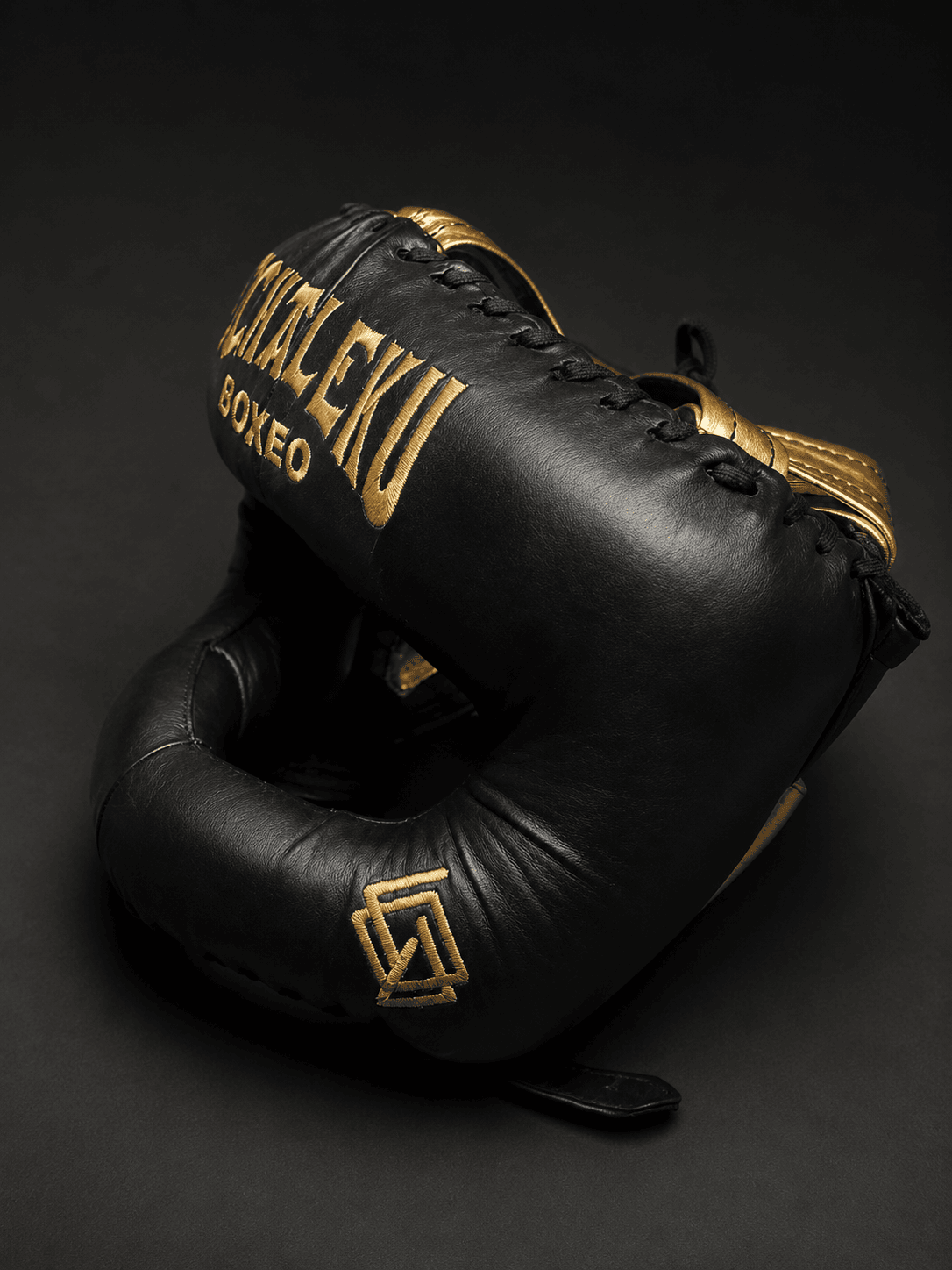 Casco Boxeo Barra Piel Completa Sparring Negro y bordado dorado