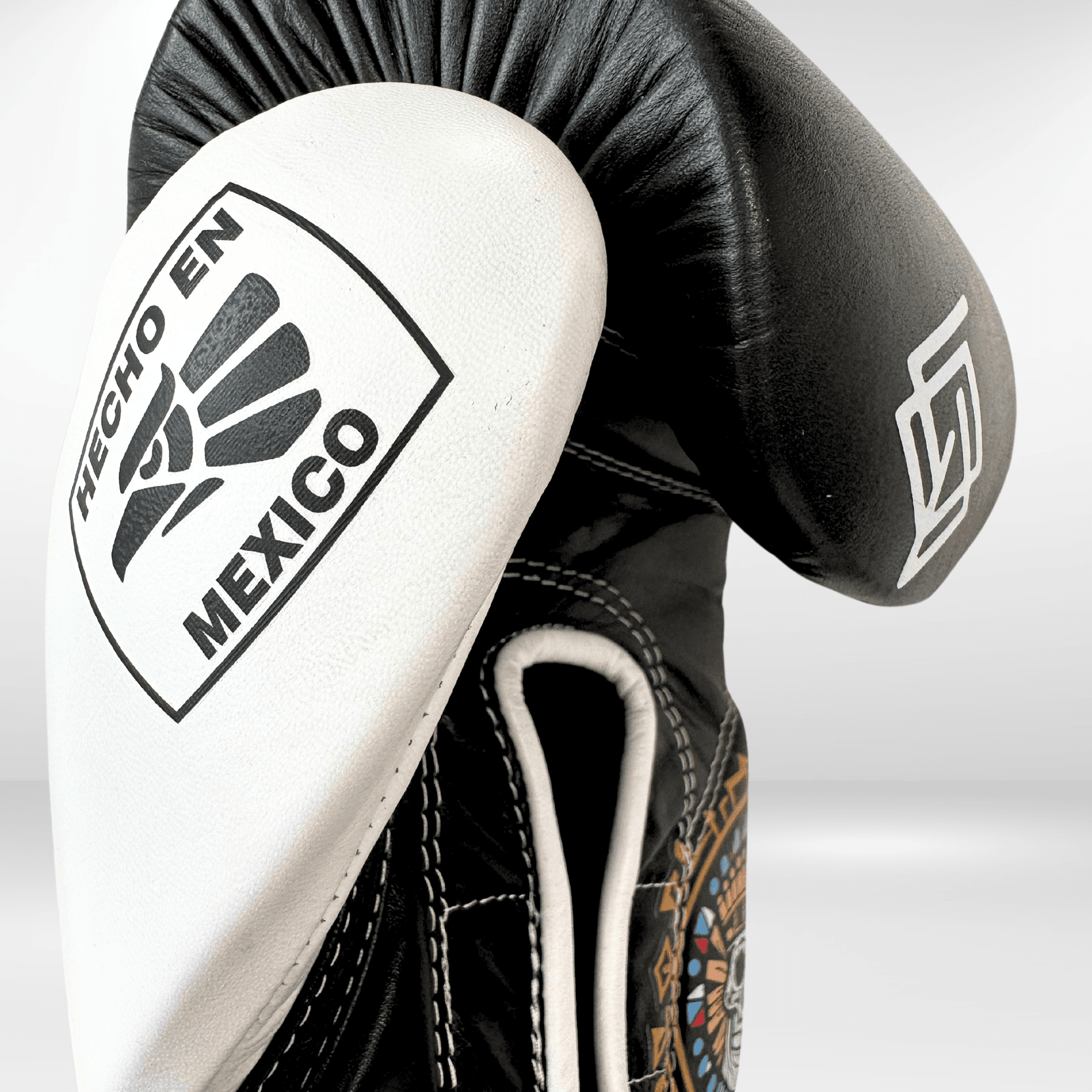 GUANTES PREMIUM ENTRENAMIENTO BOXEO PROFESIONAL: COLECCIÓN AZTECA fabricada en México. Negro Noche Color Negro y Blanco. - Echaleku Boxeo