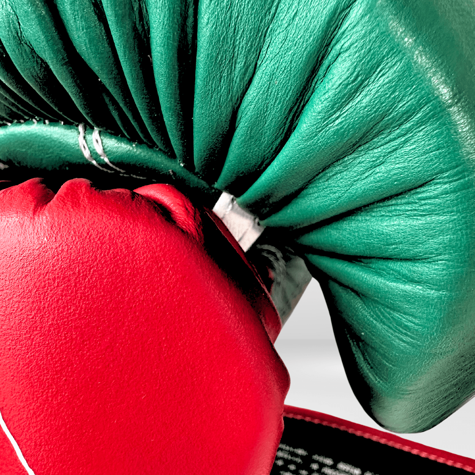 GUANTES PREMIUM ENTRENAMIENTO BOXEO PROFESIONAL: COLECCIÓN AZTECA fabricada en México. Orgullo Mexicano. Color Verde y Rojo. - Echaleku Boxeo
