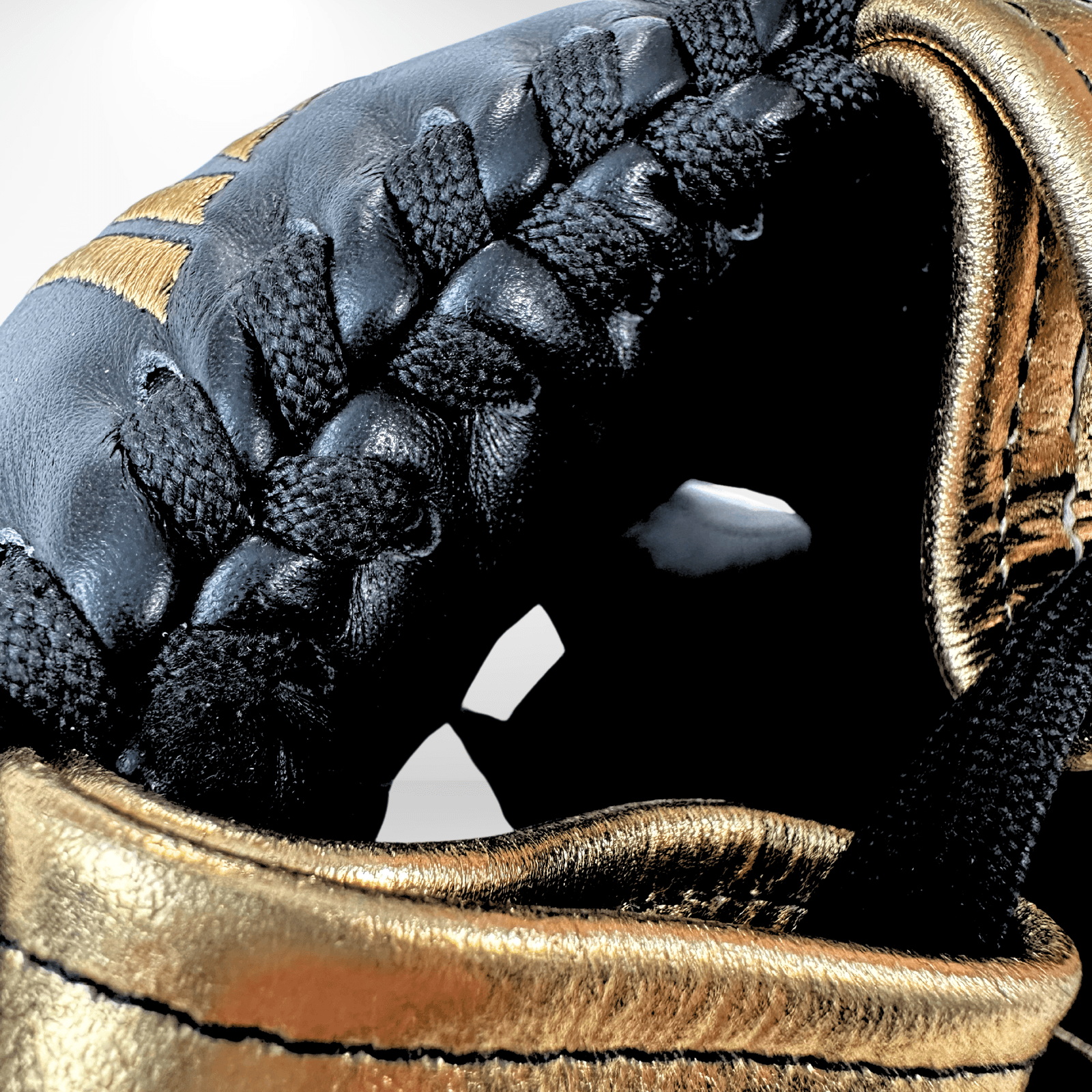 Casco Boxeo Barra Piel Completa Sparring Negro y Bordado Dorado - Echaleku Boxeo