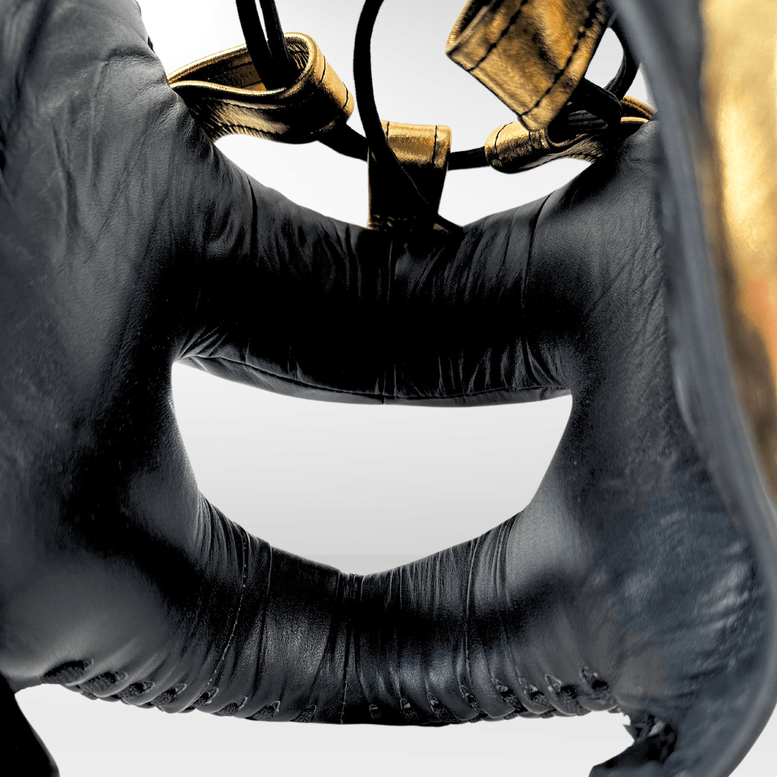 Casco Boxeo Barra Piel Completa Sparring Negro y Bordado Dorado - Echaleku Boxeo