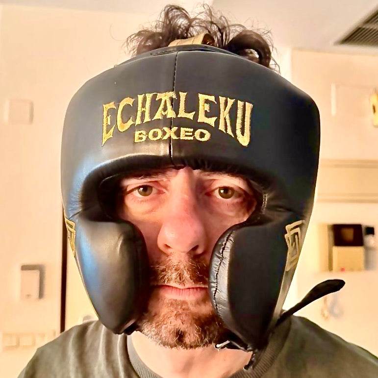 Casco Boxeo Pómulos Piel Completa Sparring Negro y Bordado Dorado - Echaleku Boxeo