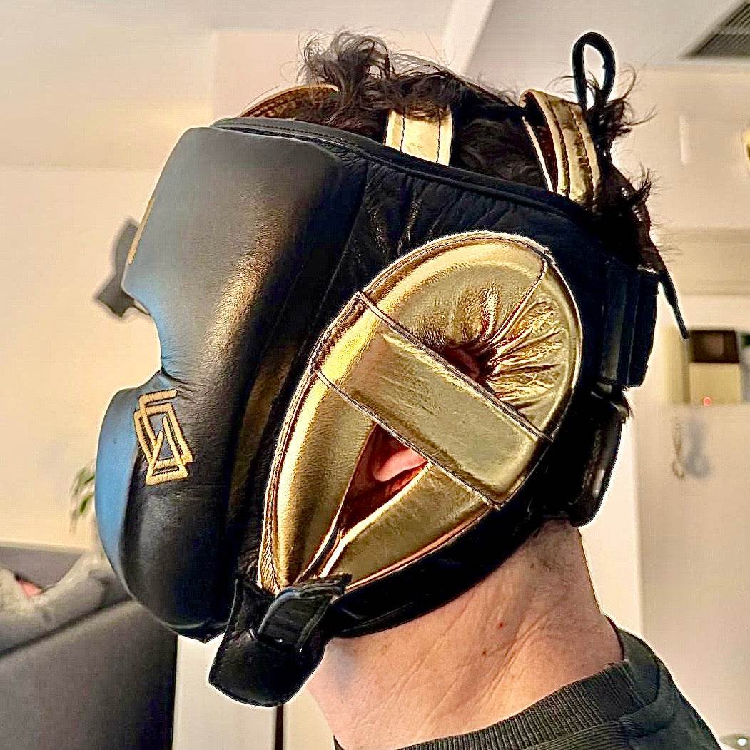 Casco Boxeo Pómulos Piel Completa Sparring Negro y Bordado Dorado - Echaleku Boxeo