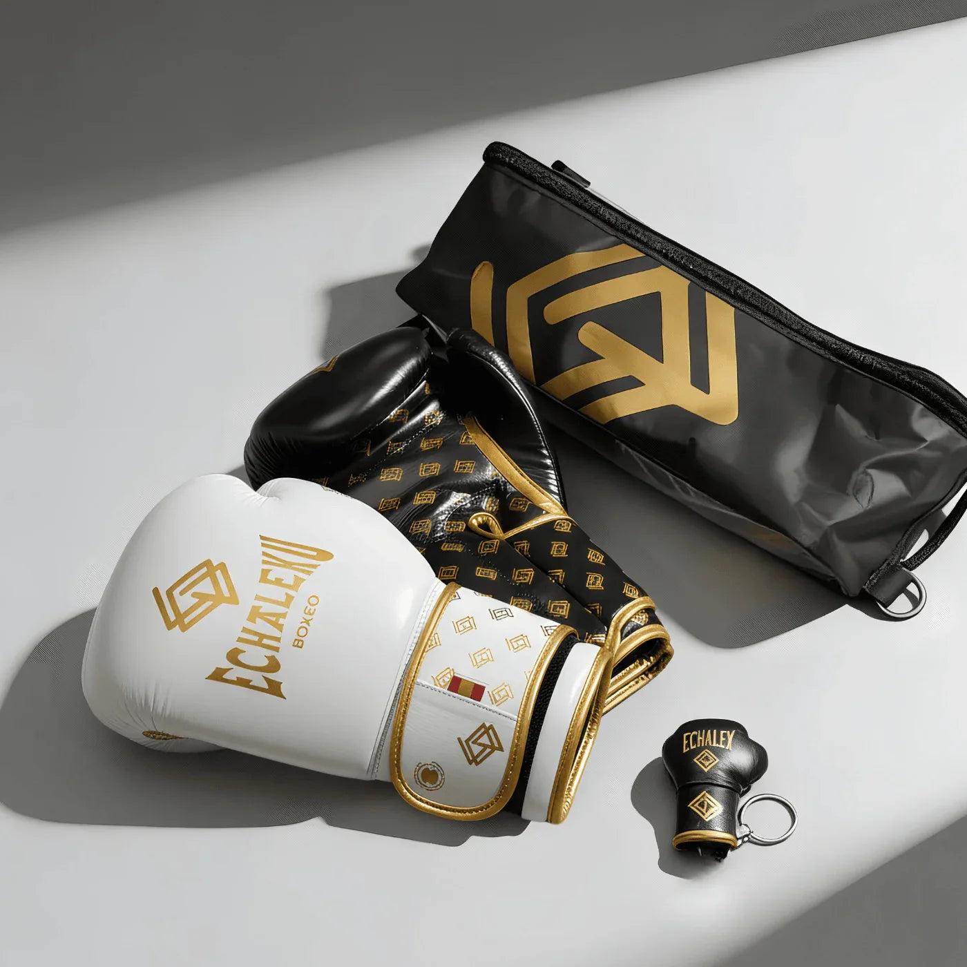 Handmix. GUANTES PREMIUM ENTRENAMIENTO BOXEO AMATEUR: Blanco/Negro + Dorado (v3.0) - Echaleku Boxeo