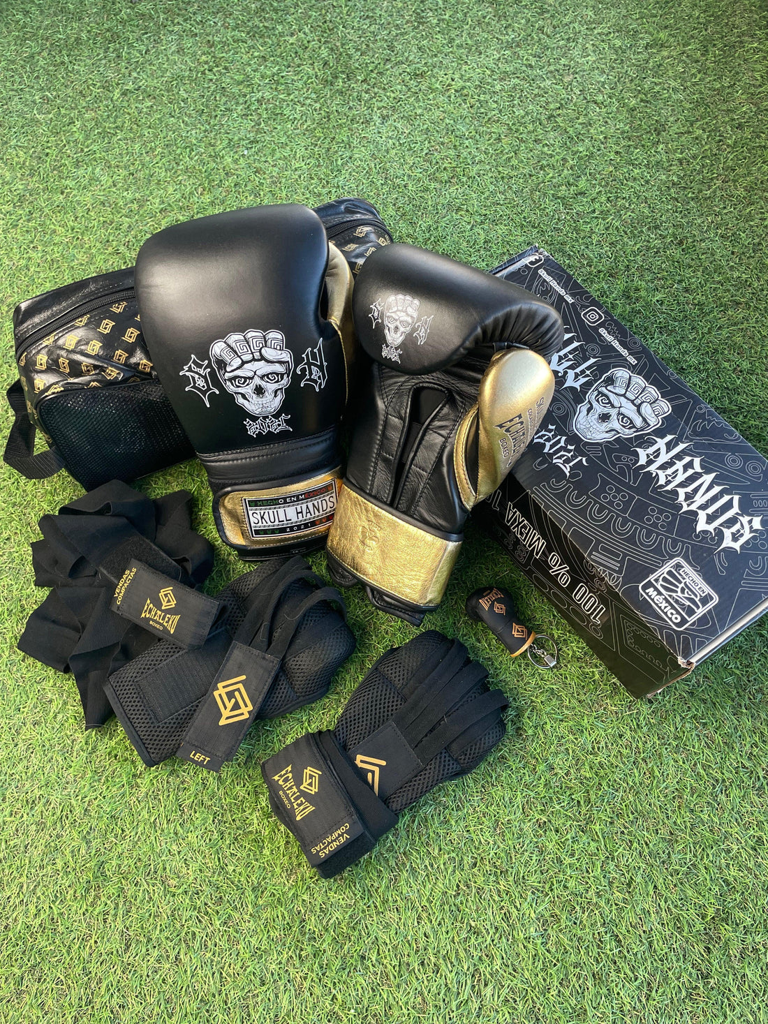 Guantes SkullHands 16 onzas entrenamiento profesional. NEGRO/DORADO - Echaleku Boxeo