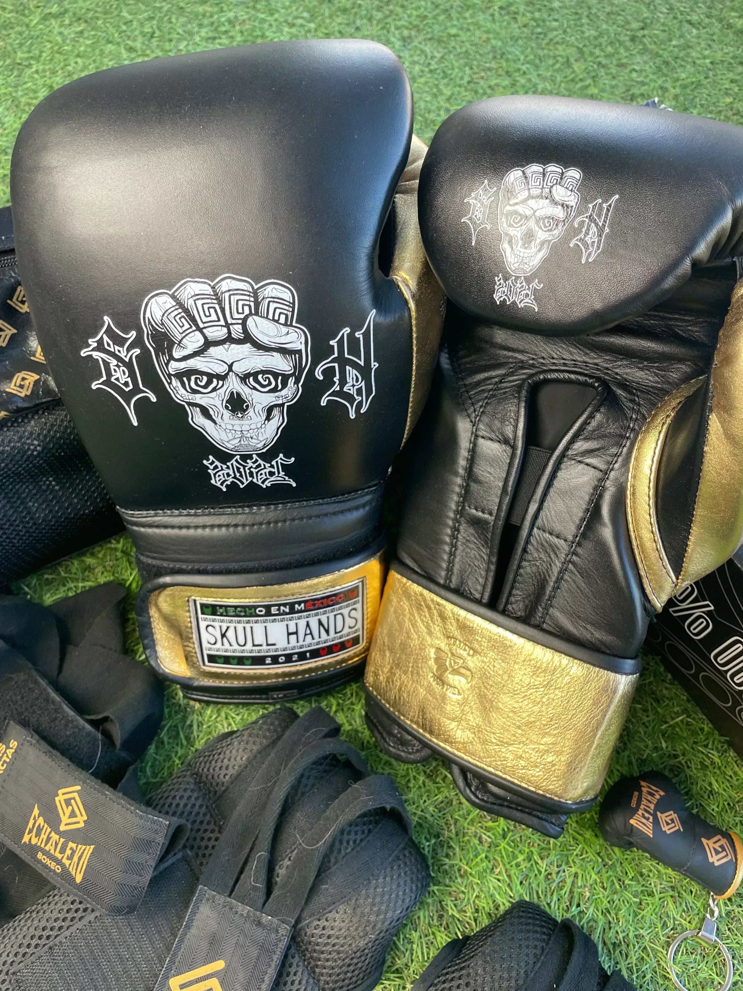Guantes SkullHands 16 onzas entrenamiento profesional. NEGRO/DORADO - Echaleku Boxeo