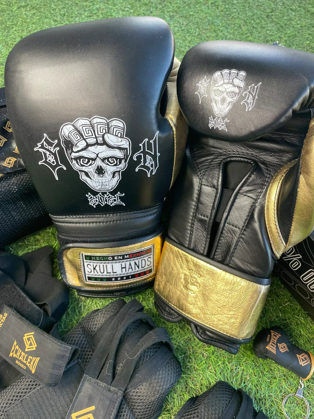 Guantes SkullHands 16 onzas entrenamiento profesional. NEGRO/DORADO - Echaleku Boxeo