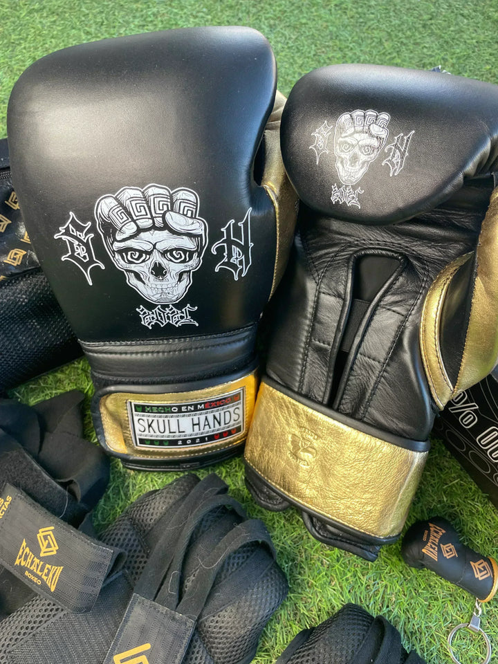 Guantes SkullHands 16 onzas entrenamiento profesional. NEGRO/DORADO - Echaleku Boxeo