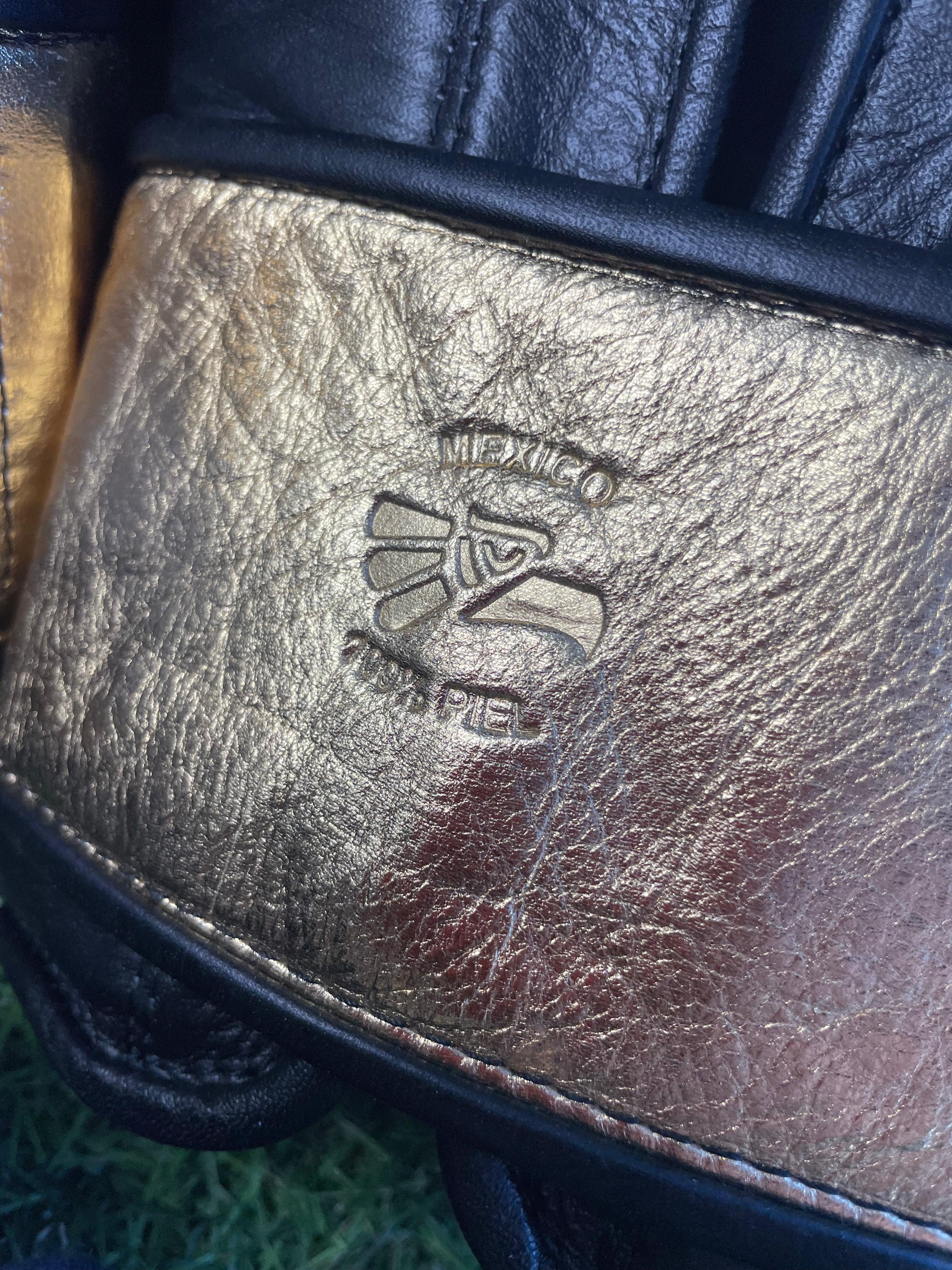 Guantes SkullHands 16 onzas entrenamiento profesional. NEGRO/DORADO - Echaleku Boxeo