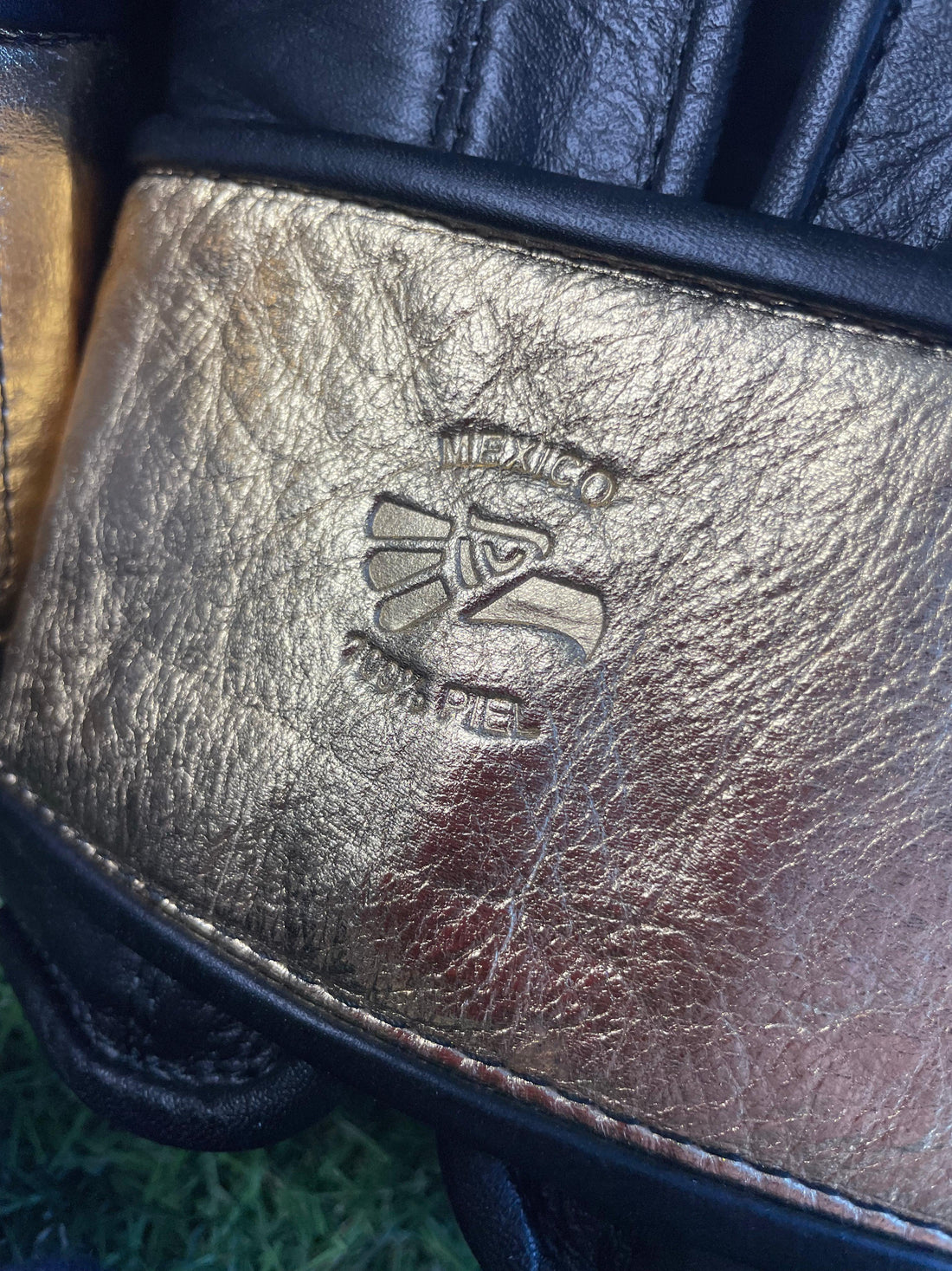 Guantes SkullHands 16 onzas entrenamiento profesional. NEGRO/DORADO - Echaleku Boxeo