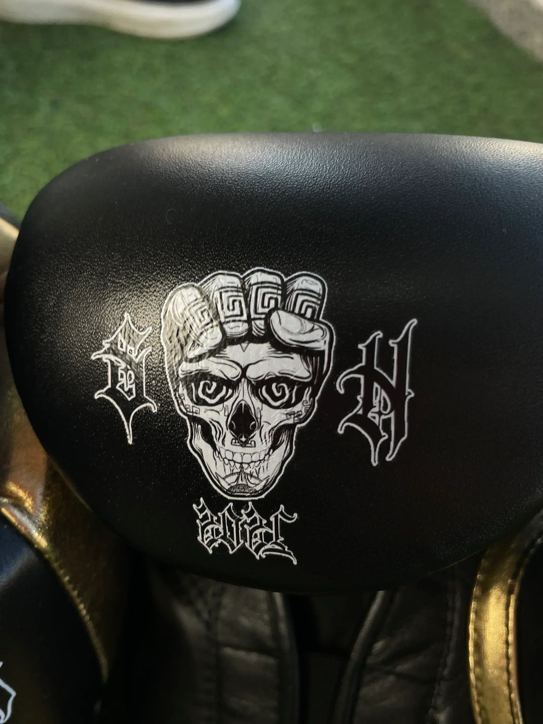 Guantes SkullHands 16 onzas entrenamiento profesional. NEGRO/DORADO - Echaleku Boxeo