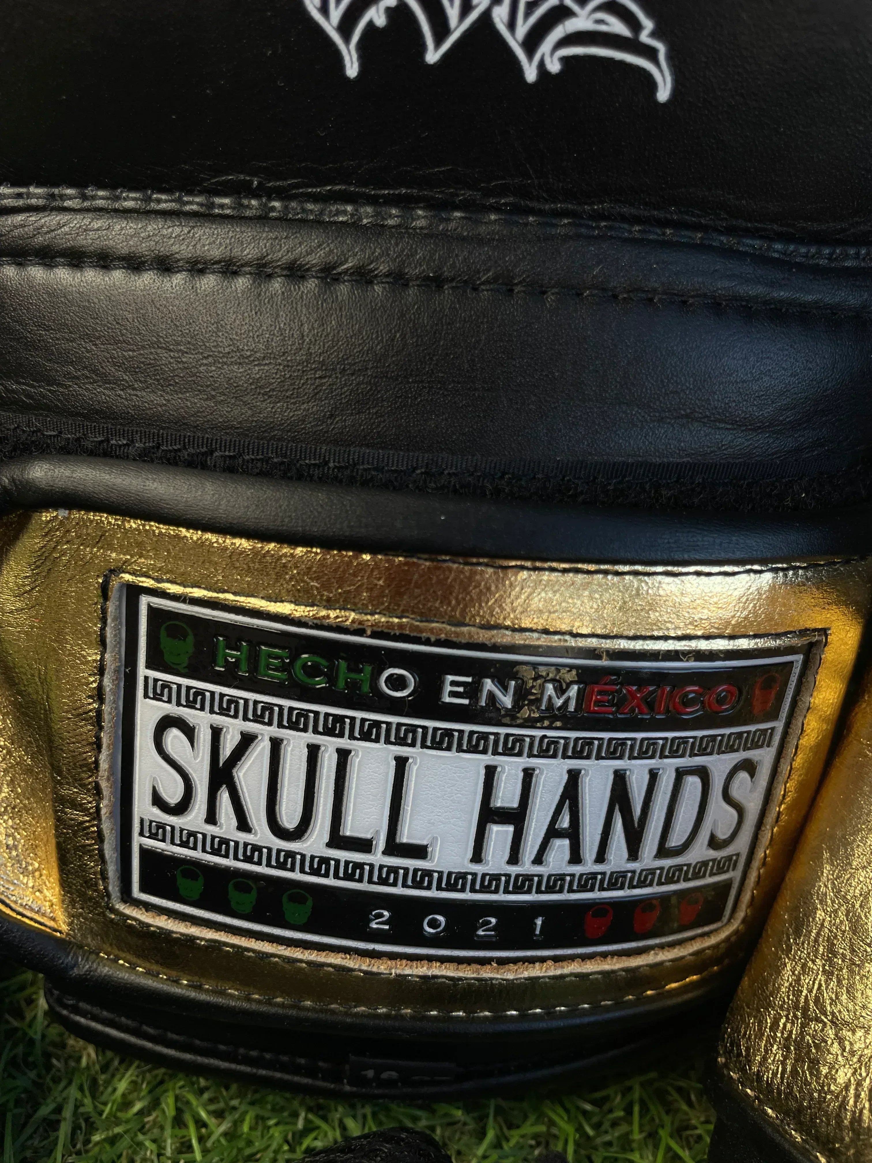 Guantes SkullHands 16 onzas entrenamiento profesional. NEGRO/DORADO - Echaleku Boxeo