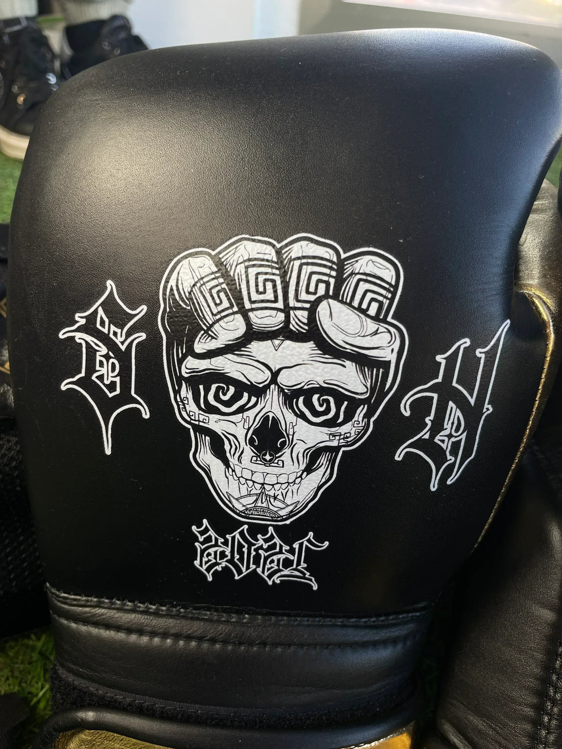 Guantes SkullHands 16 onzas entrenamiento profesional. NEGRO/DORADO - Echaleku Boxeo