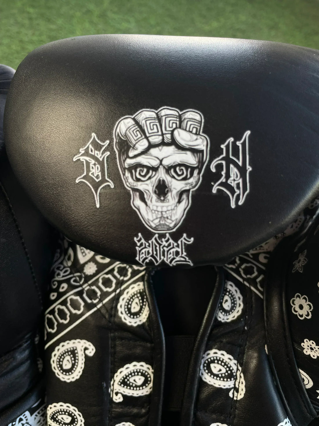 Guantes Skull Hands 16 onzas entrenamiento profesional. CACHEMIRA negro y blanco - Echaleku Boxeo