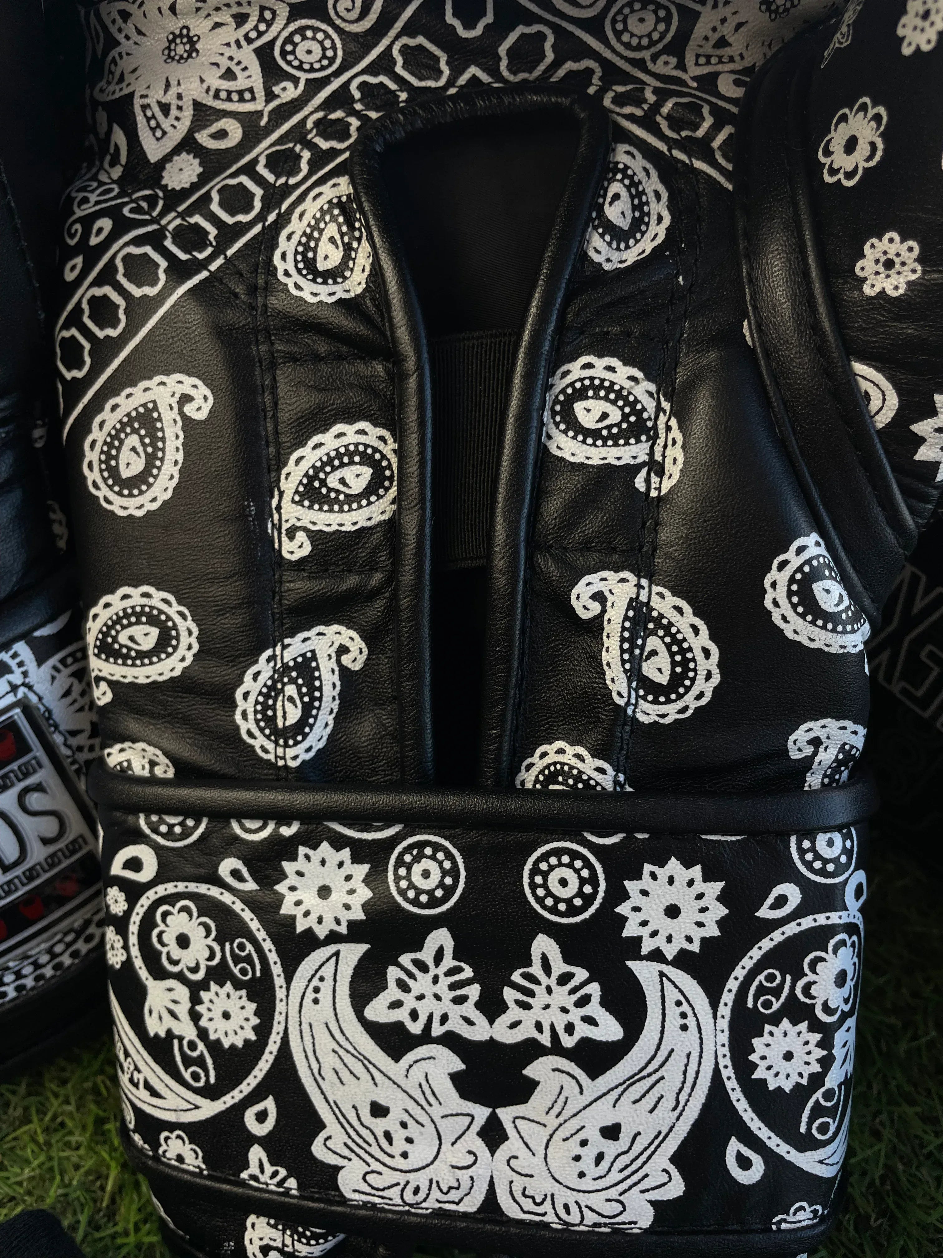 Guantes Skull Hands 16 onzas entrenamiento profesional. CACHEMIRA negro y blanco - Echaleku Boxeo