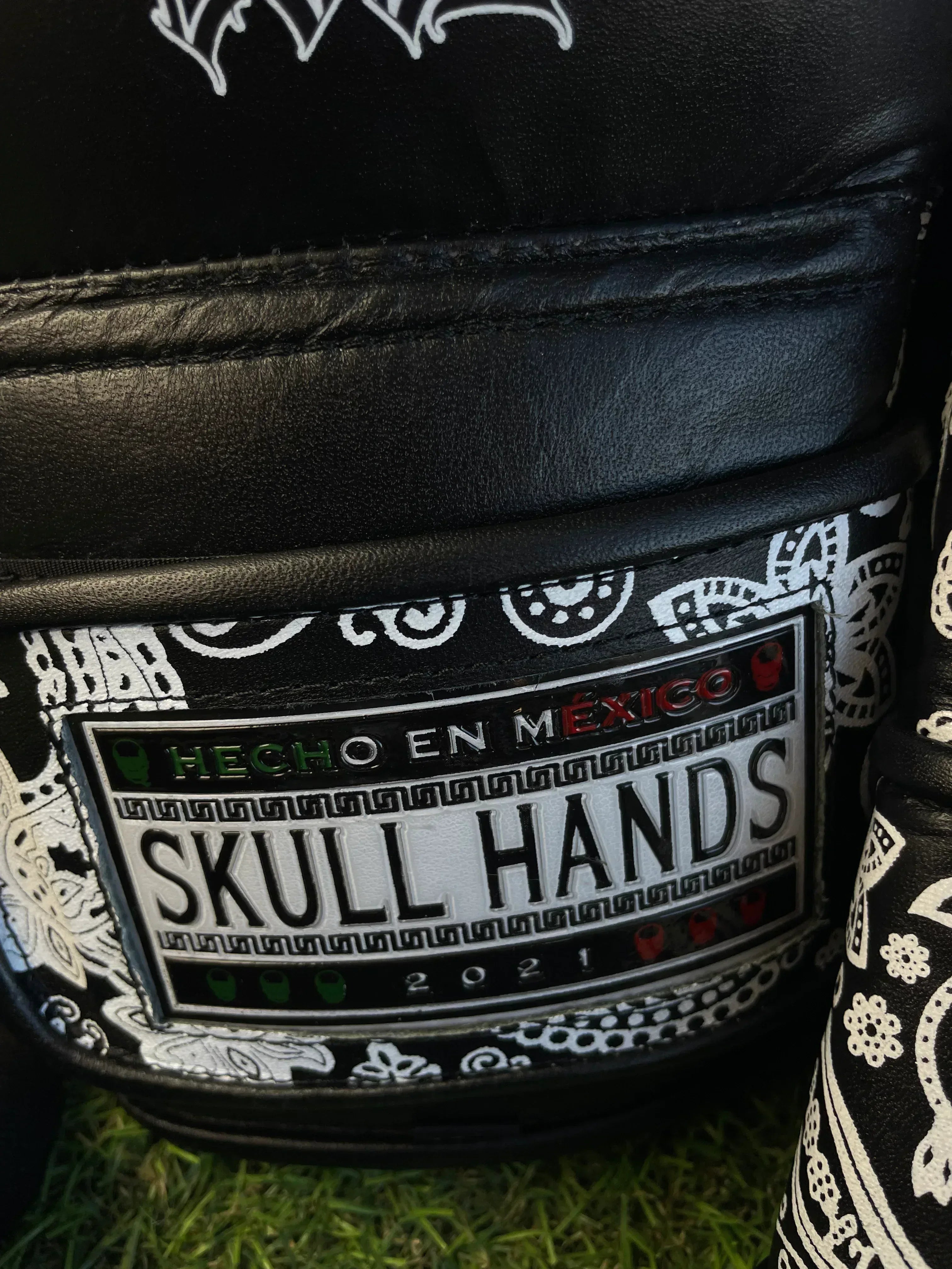 Guantes Skull Hands 16 onzas entrenamiento profesional. CACHEMIRA negro y blanco - Echaleku Boxeo