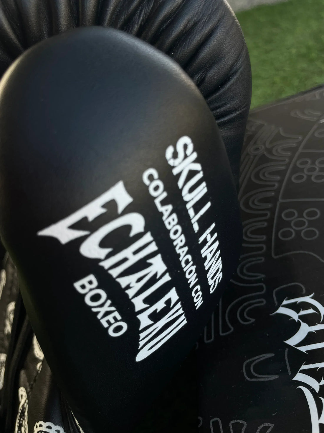 Guantes Skull Hands 16 onzas entrenamiento profesional. CACHEMIRA negro y blanco - Echaleku Boxeo