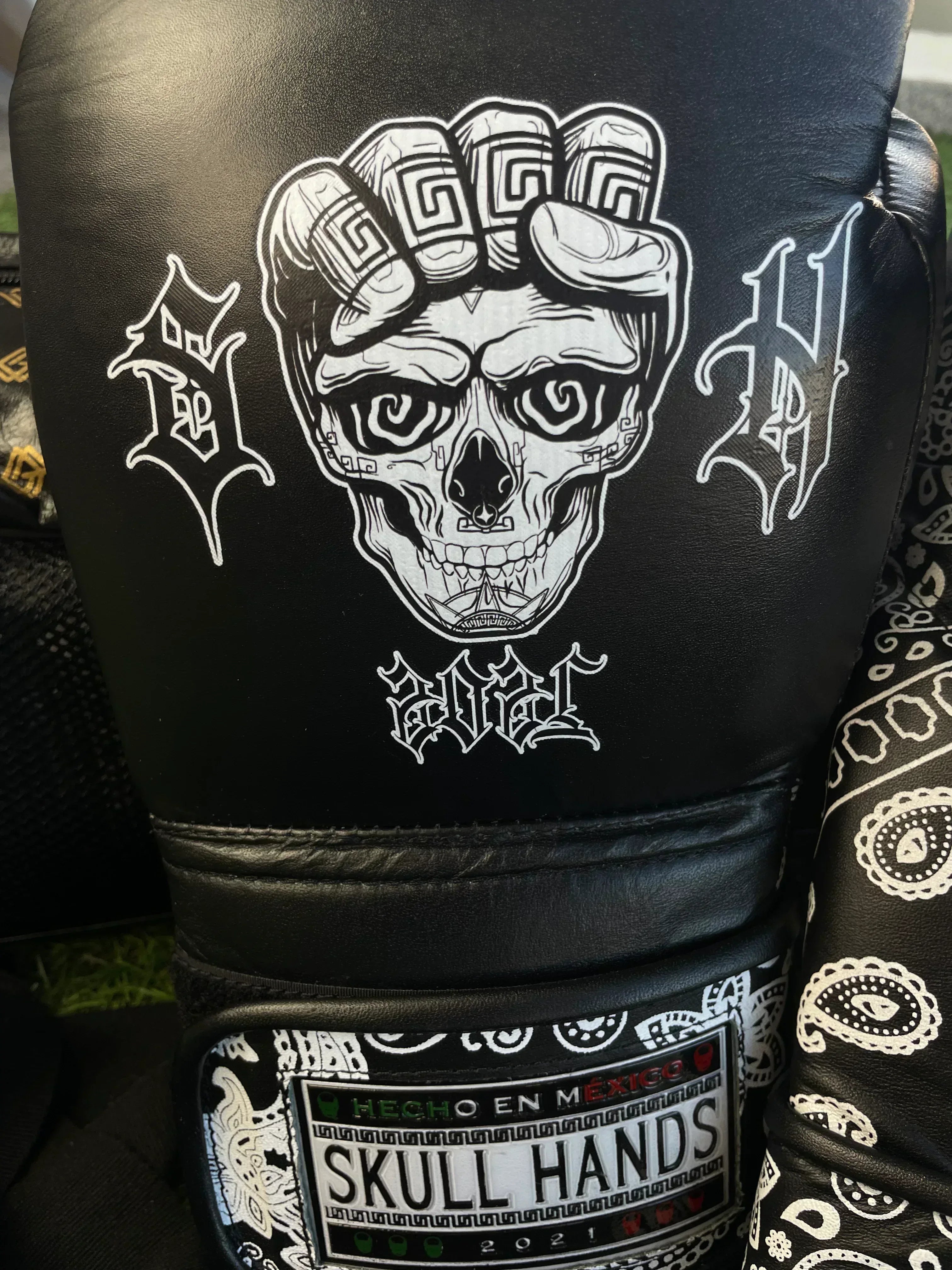 Guantes Skull Hands 16 onzas entrenamiento profesional. CACHEMIRA negro y blanco - Echaleku Boxeo