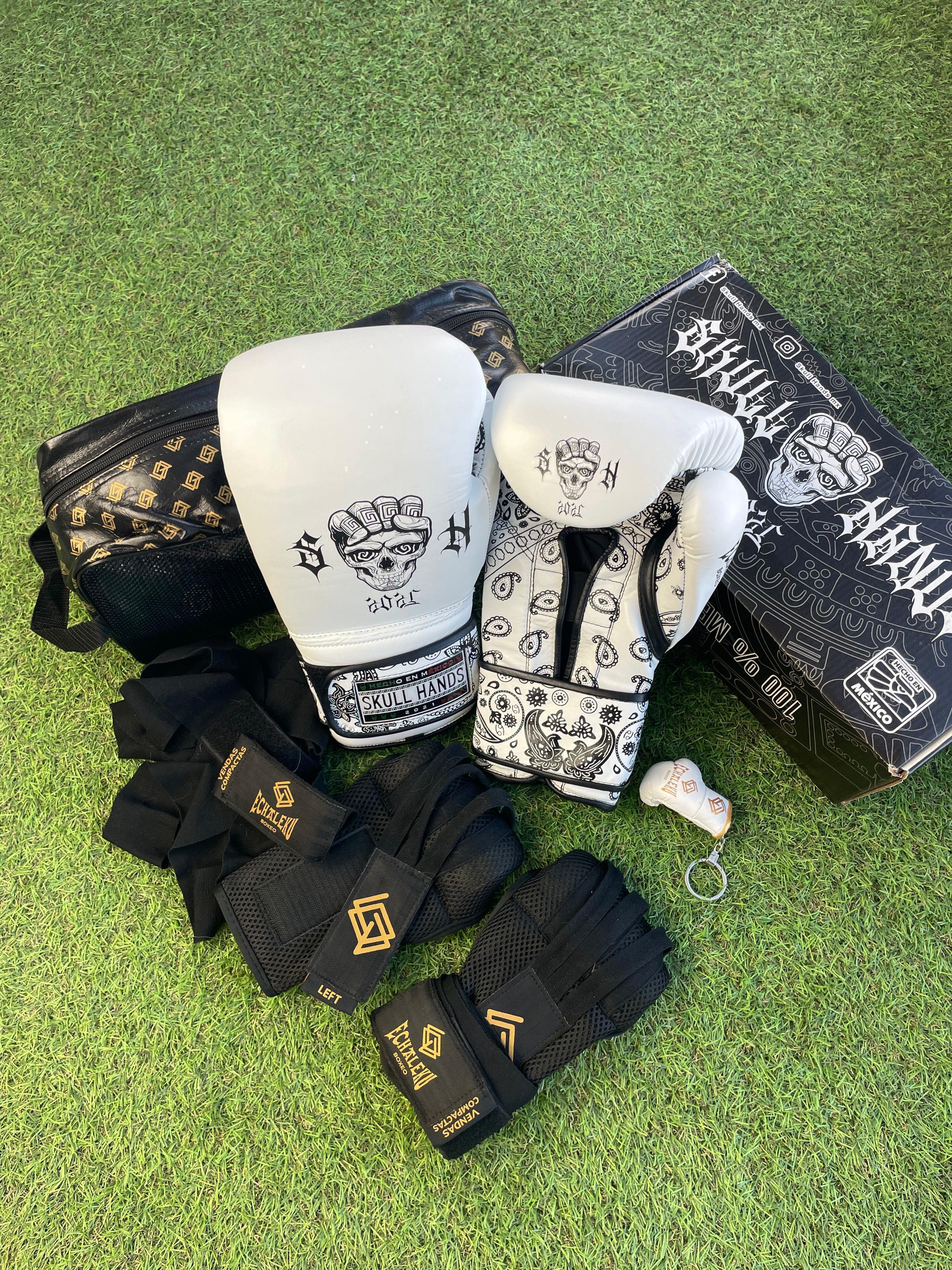 Guantes Skull Hands 16 onzas entrenamiento profesional. CACHEMIRA blanco y negro - Echaleku Boxeo
