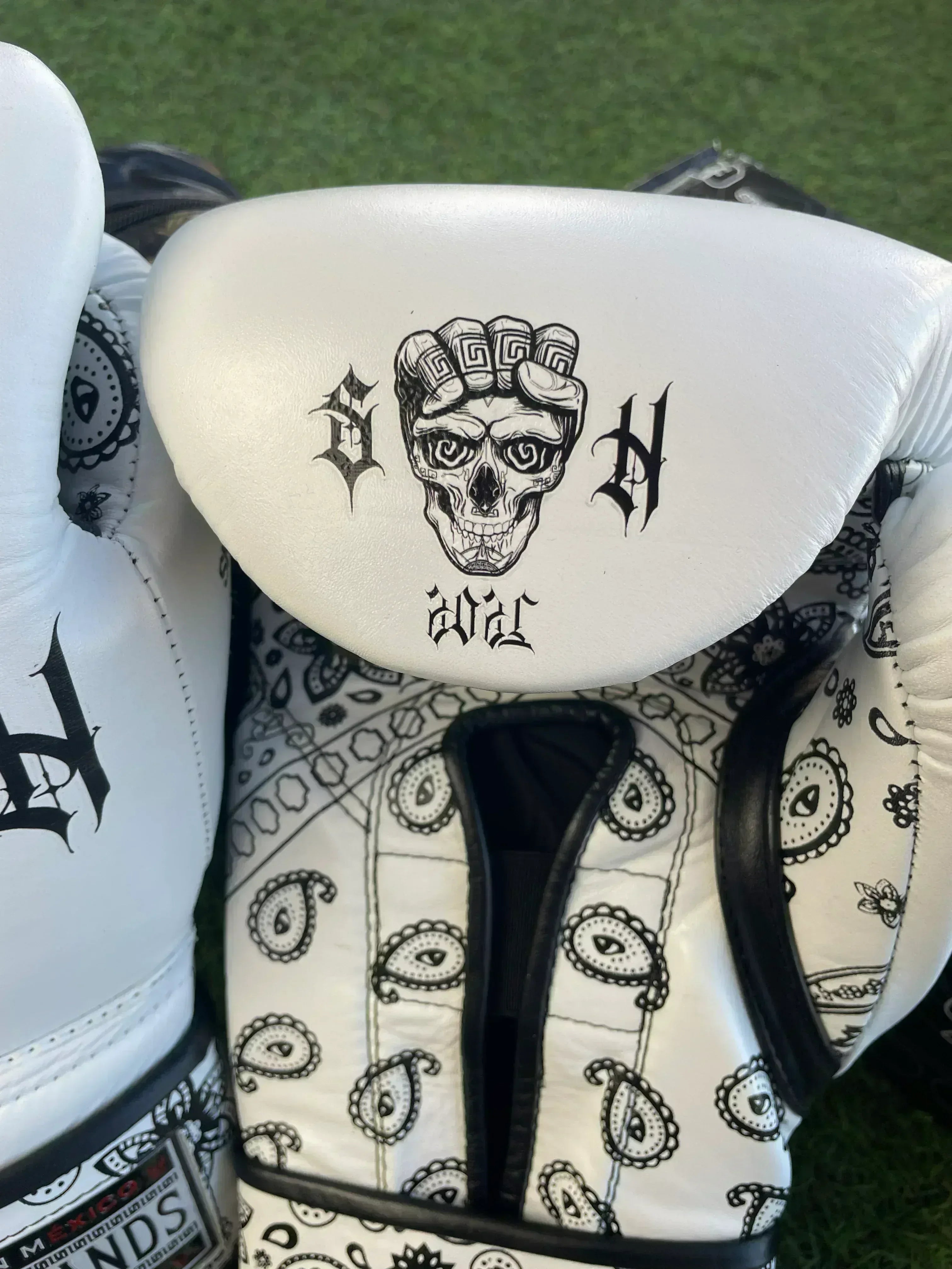 Guantes Skull Hands 16 onzas entrenamiento profesional. CACHEMIRA blanco y negro - Echaleku Boxeo
