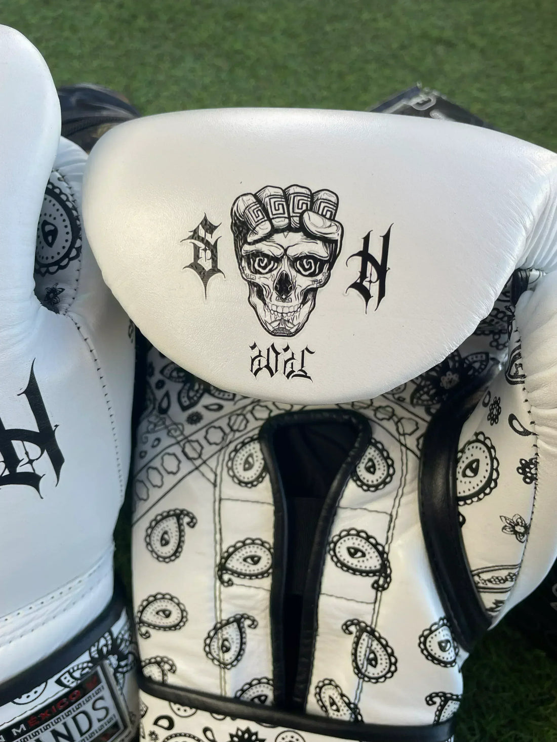 Guantes Skull Hands 16 onzas entrenamiento profesional. CACHEMIRA blanco y negro - Echaleku Boxeo