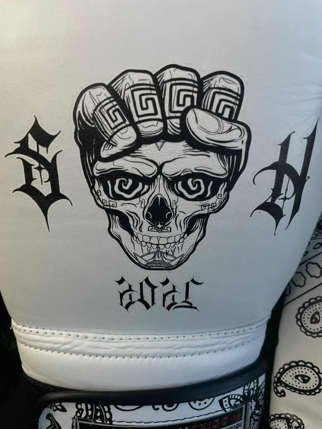 Guantes Skull Hands 16 onzas entrenamiento profesional. CACHEMIRA blanco y negro - Echaleku Boxeo