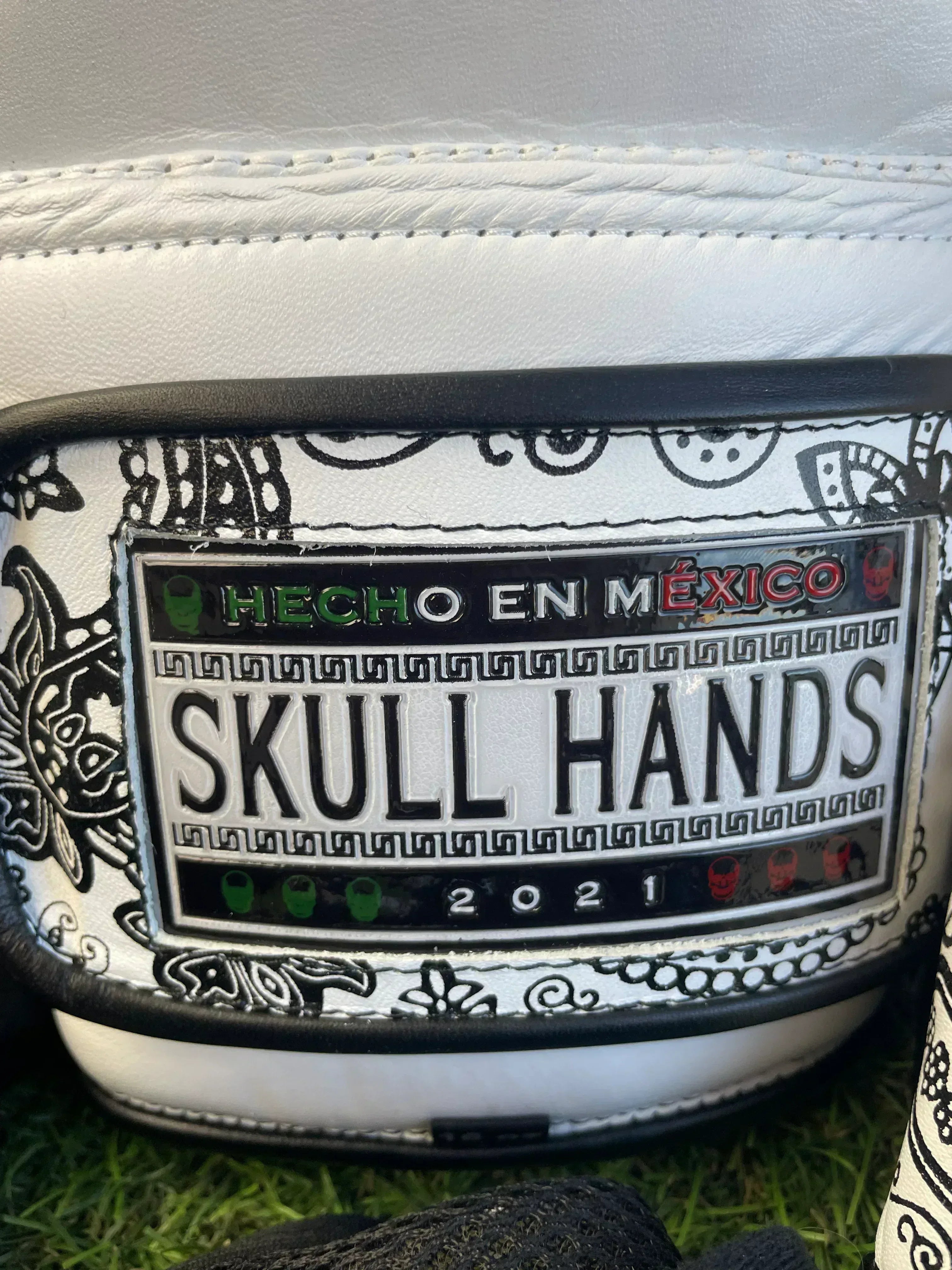 Guantes Skull Hands 16 onzas entrenamiento profesional. CACHEMIRA blanco y negro - Echaleku Boxeo