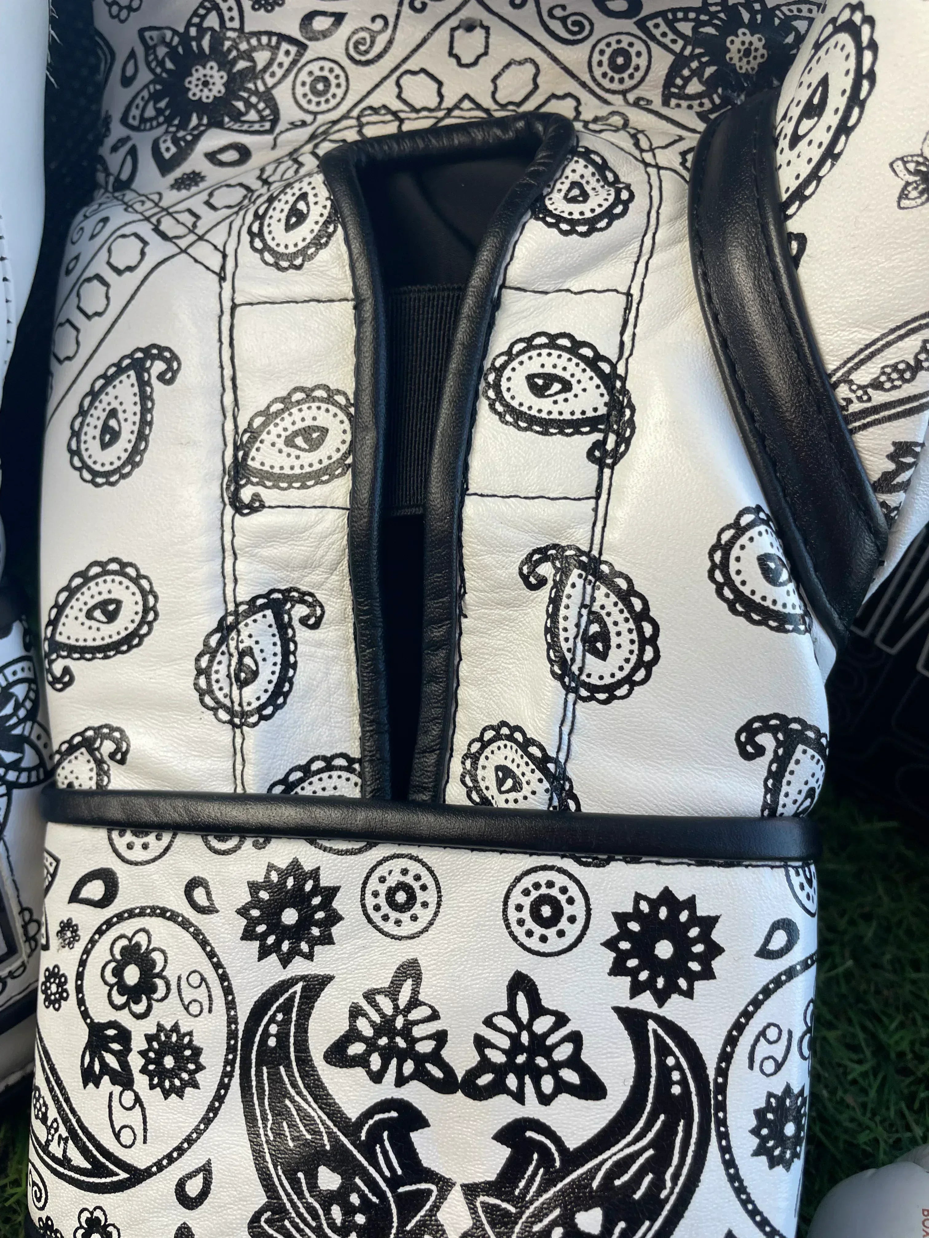 Guantes Skull Hands 16 onzas entrenamiento profesional. CACHEMIRA blanco y negro - Echaleku Boxeo