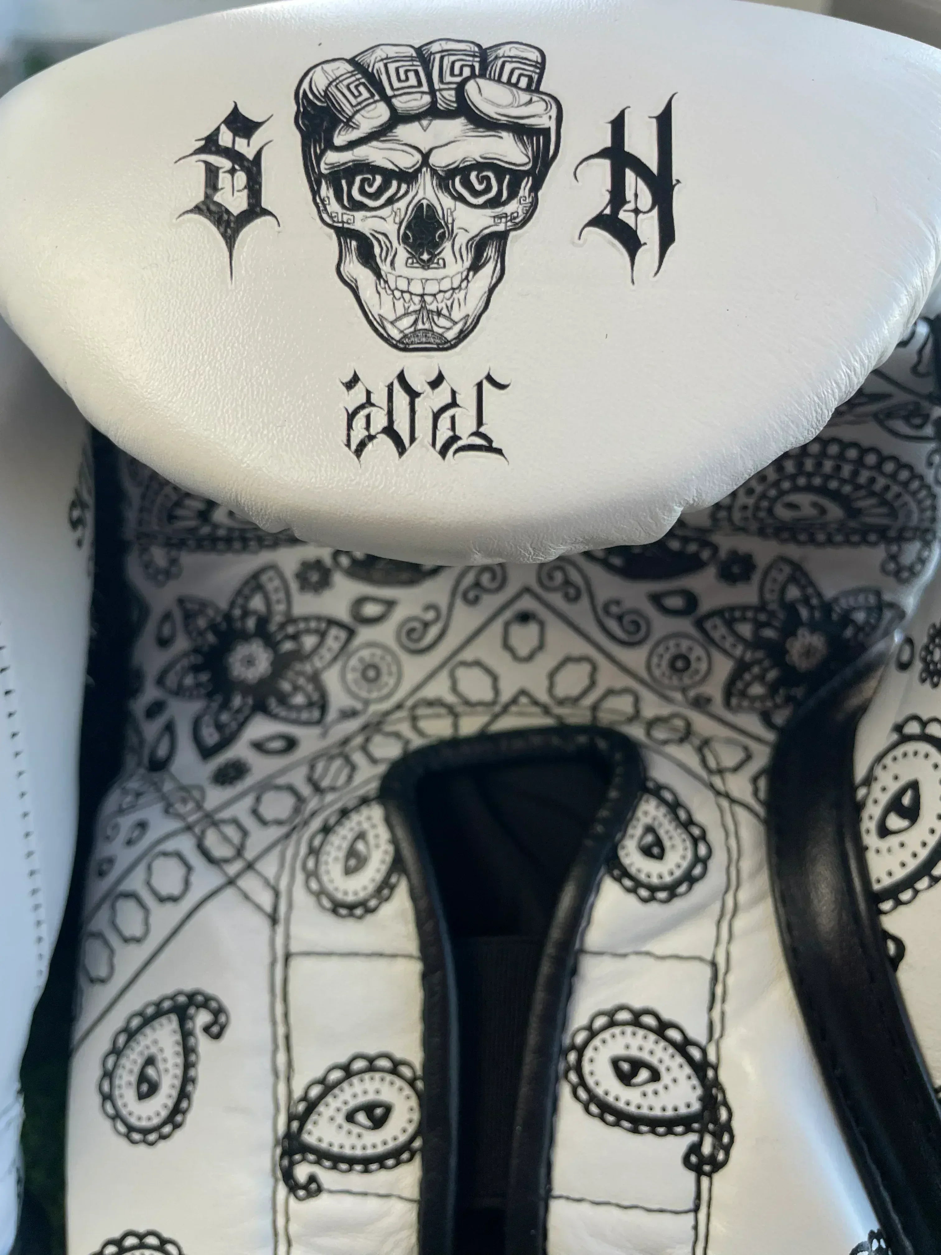 Guantes Skull Hands 16 onzas entrenamiento profesional. CACHEMIRA blanco y negro - Echaleku Boxeo