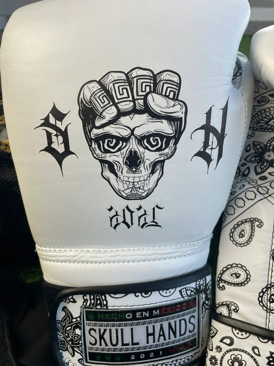 Guantes Skull Hands 16 onzas entrenamiento profesional. CACHEMIRA blanco y negro - Echaleku Boxeo