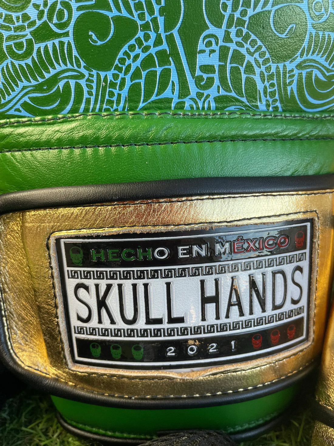 Guantes Skull Hands 16 onzas entrenamiento profesional. VERDE/AZUL/DORADO - Echaleku Boxeo