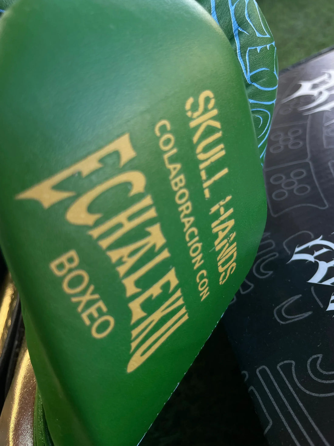 Guantes Skull Hands 16 onzas entrenamiento profesional. VERDE/AZUL/DORADO - Echaleku Boxeo