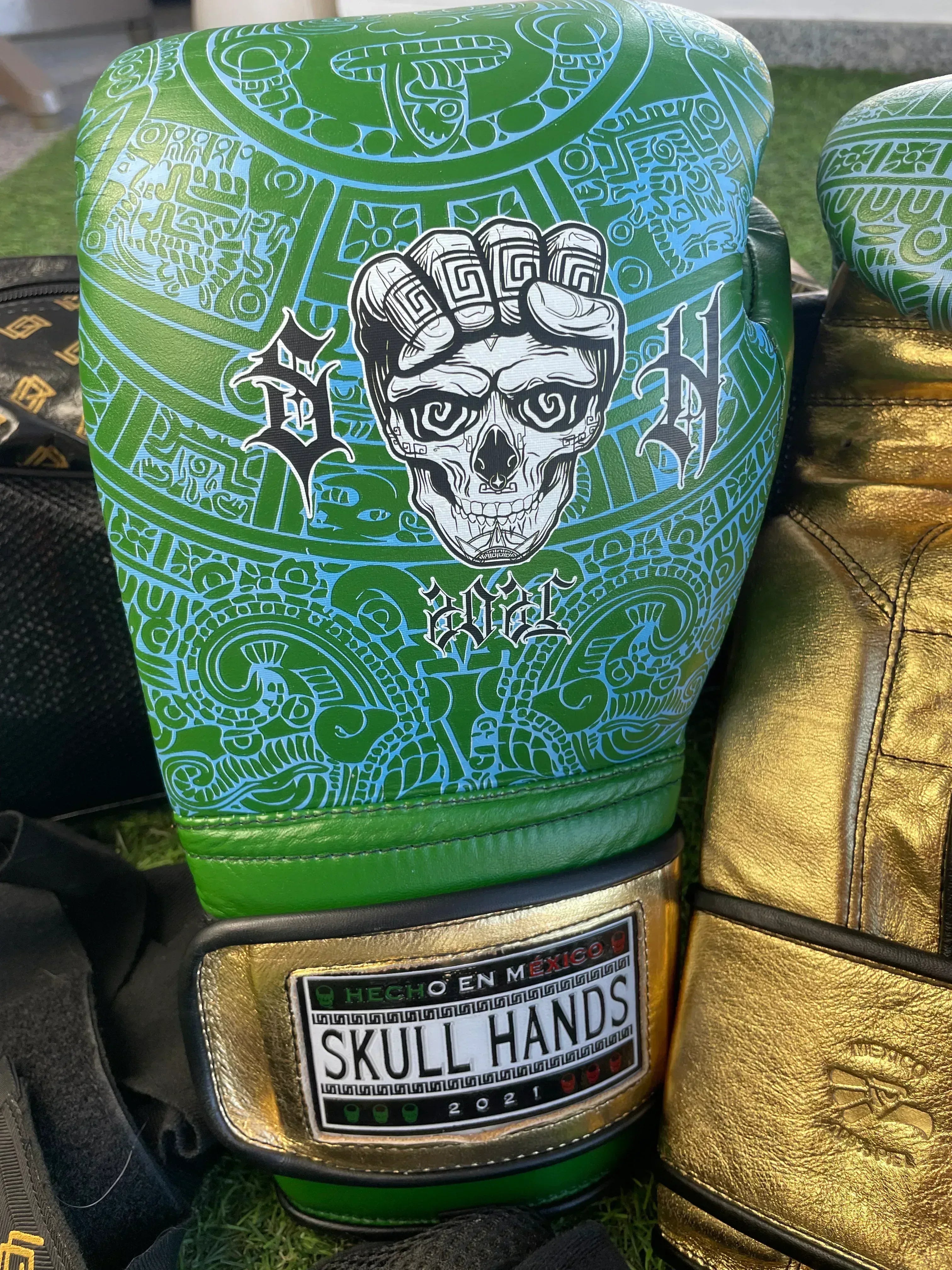 Guantes Skull Hands 16 onzas entrenamiento profesional. VERDE/AZUL/DORADO - Echaleku Boxeo